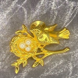 Vintage -  Gold / Bird in Nest of Pearl Eggs / Pin- 1 1/4” x1 1/2”